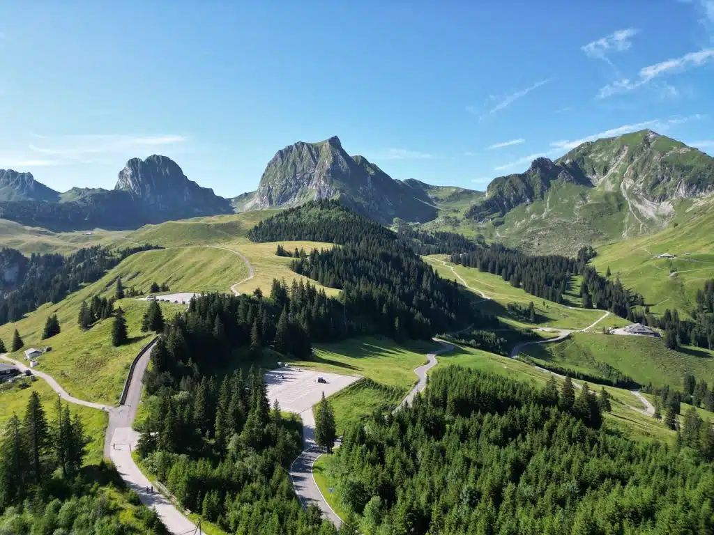 Les plus belles routes de Suisse à explorer en voiture